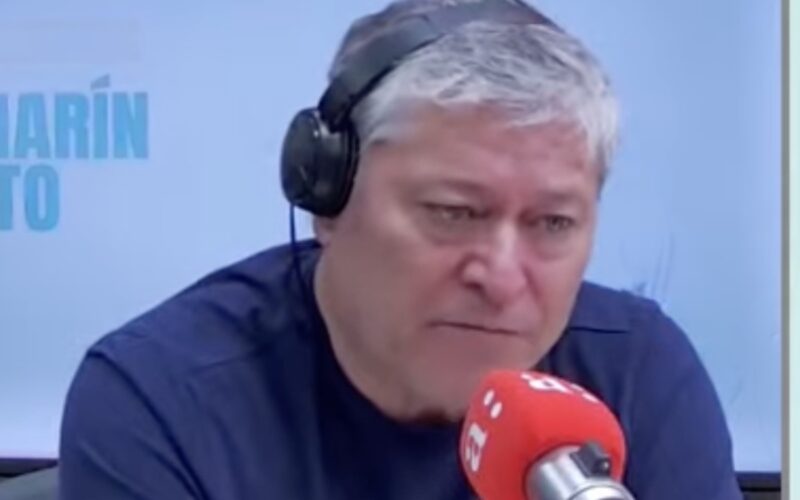 Primer plano de Patricio Yáñez en Radio Agricultura.
